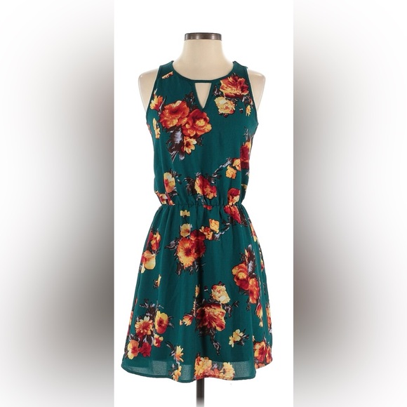 Hawthorne Floral Dress 🌴 - Picture 1 of 8